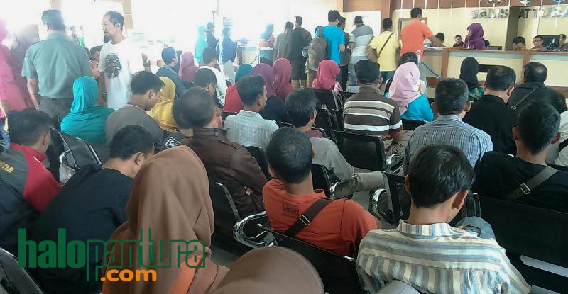 Pengunjung Samsat Tuban Membludak, Diprediksi Sampai Tiga 